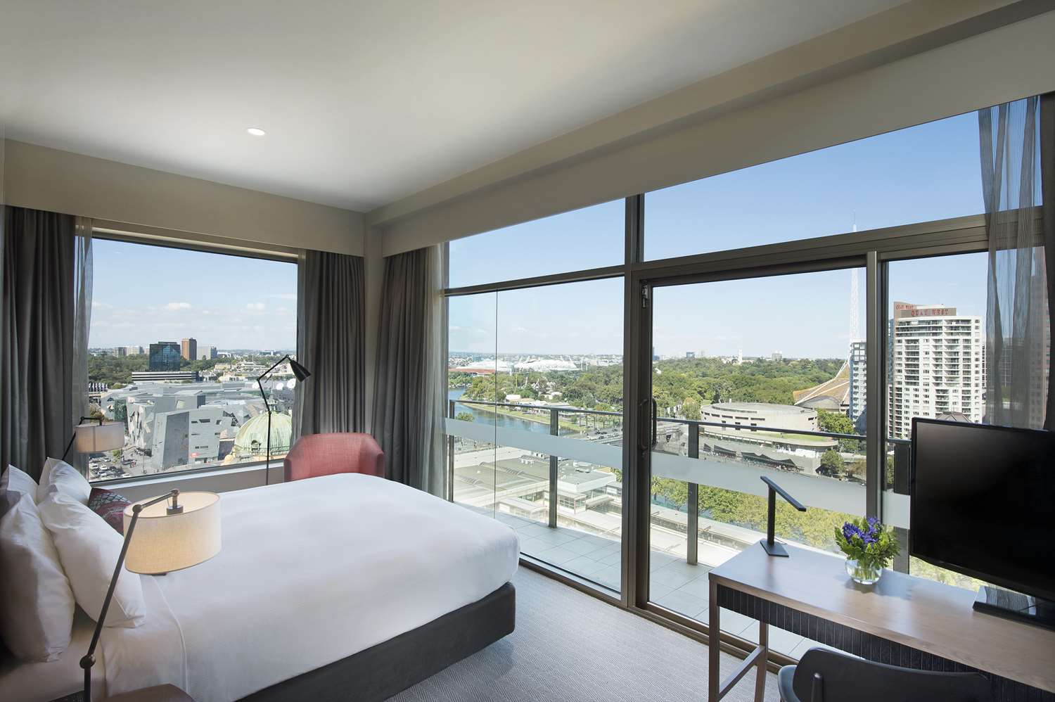 Room, King Bed, River and Skyline View, Balcony