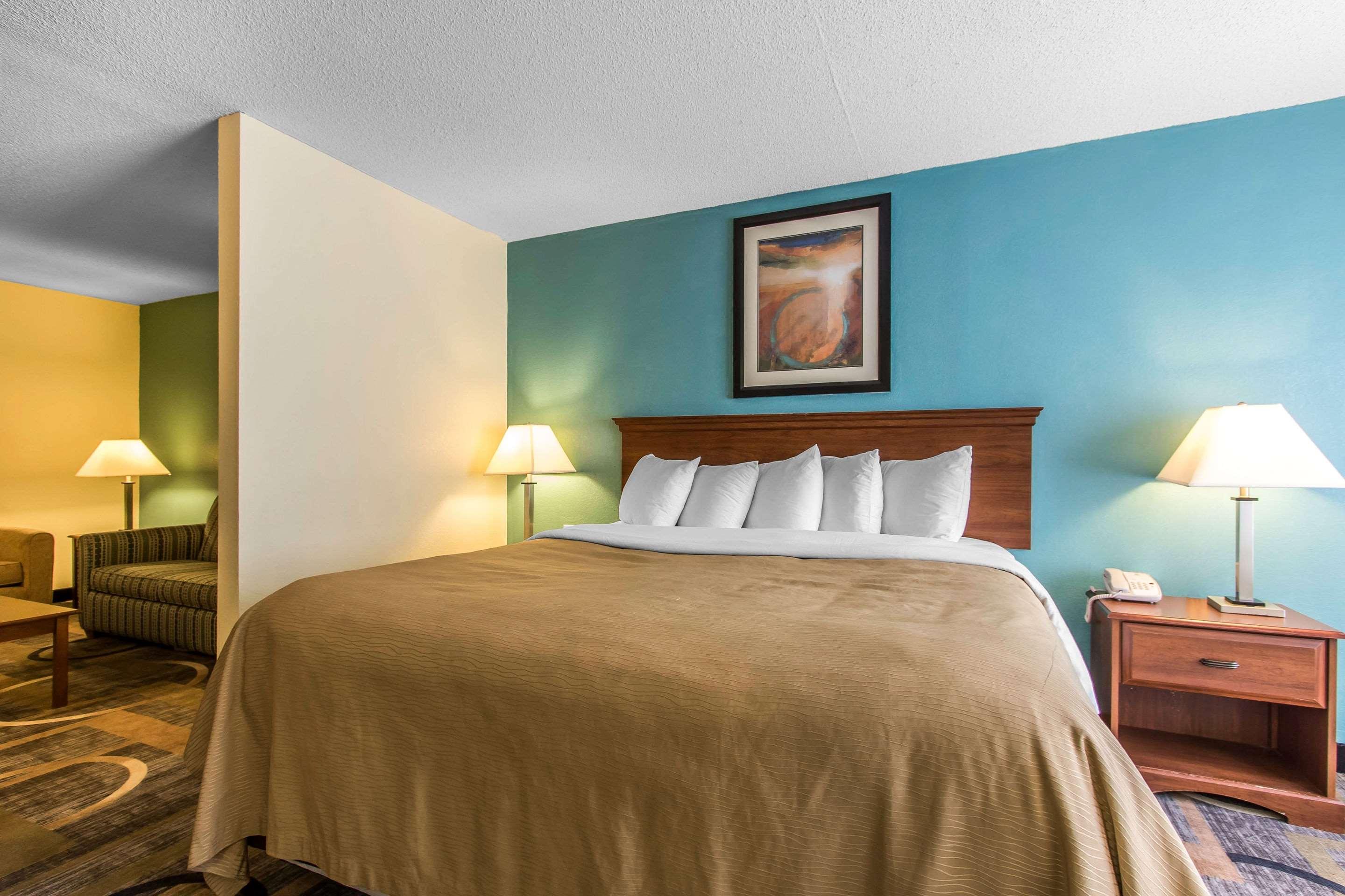 SUITE, KING BED