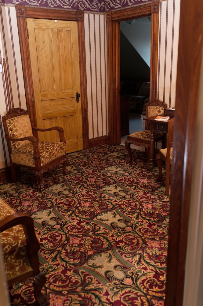 South Broadway Manor Bed and Breakfast 45/72