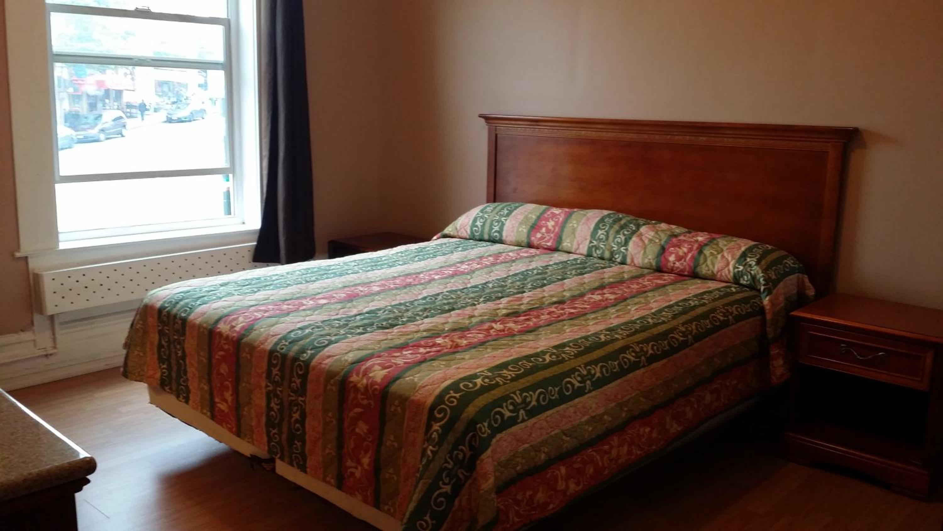 ROOM, KING BED, SHARED BATHROOM