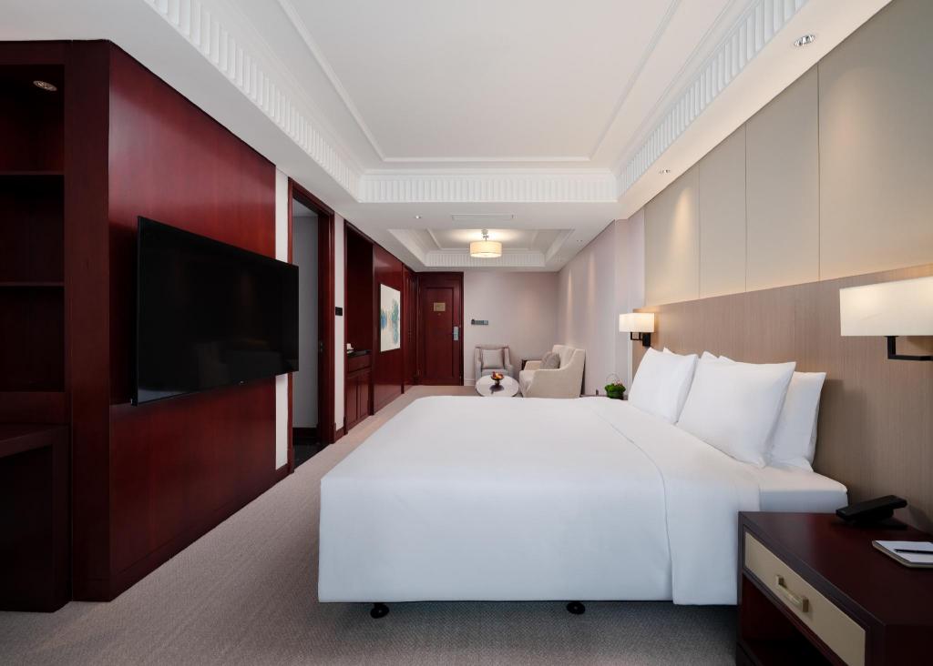 Superior, King Bed, City Side