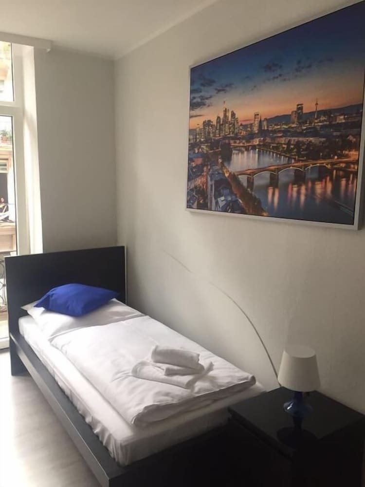 ECONOMY, SINGLE, SHARED BATHROOM