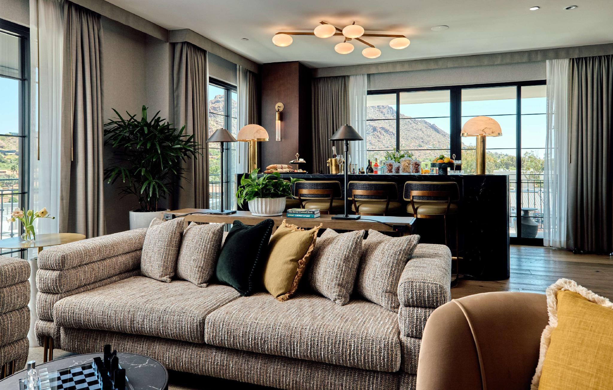 Camelback, Petite, Suite