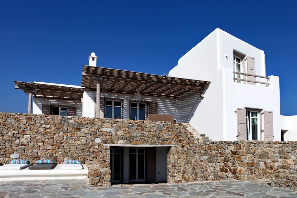 Elia White Residence 42/48