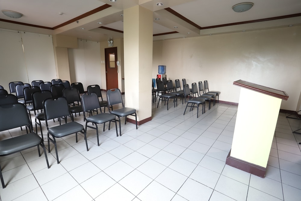 OYO 210 Apple Tree Suites 33/37