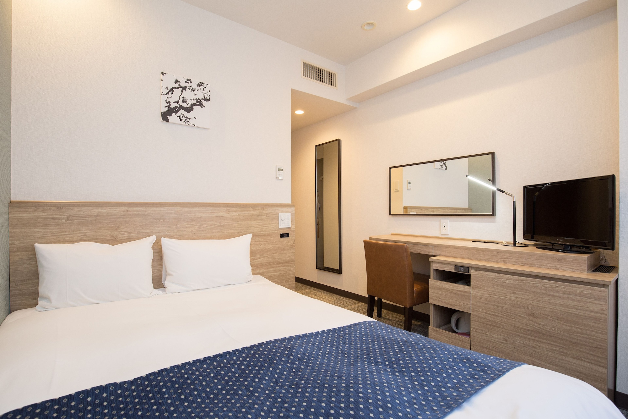 ROOM, QUEEN BED