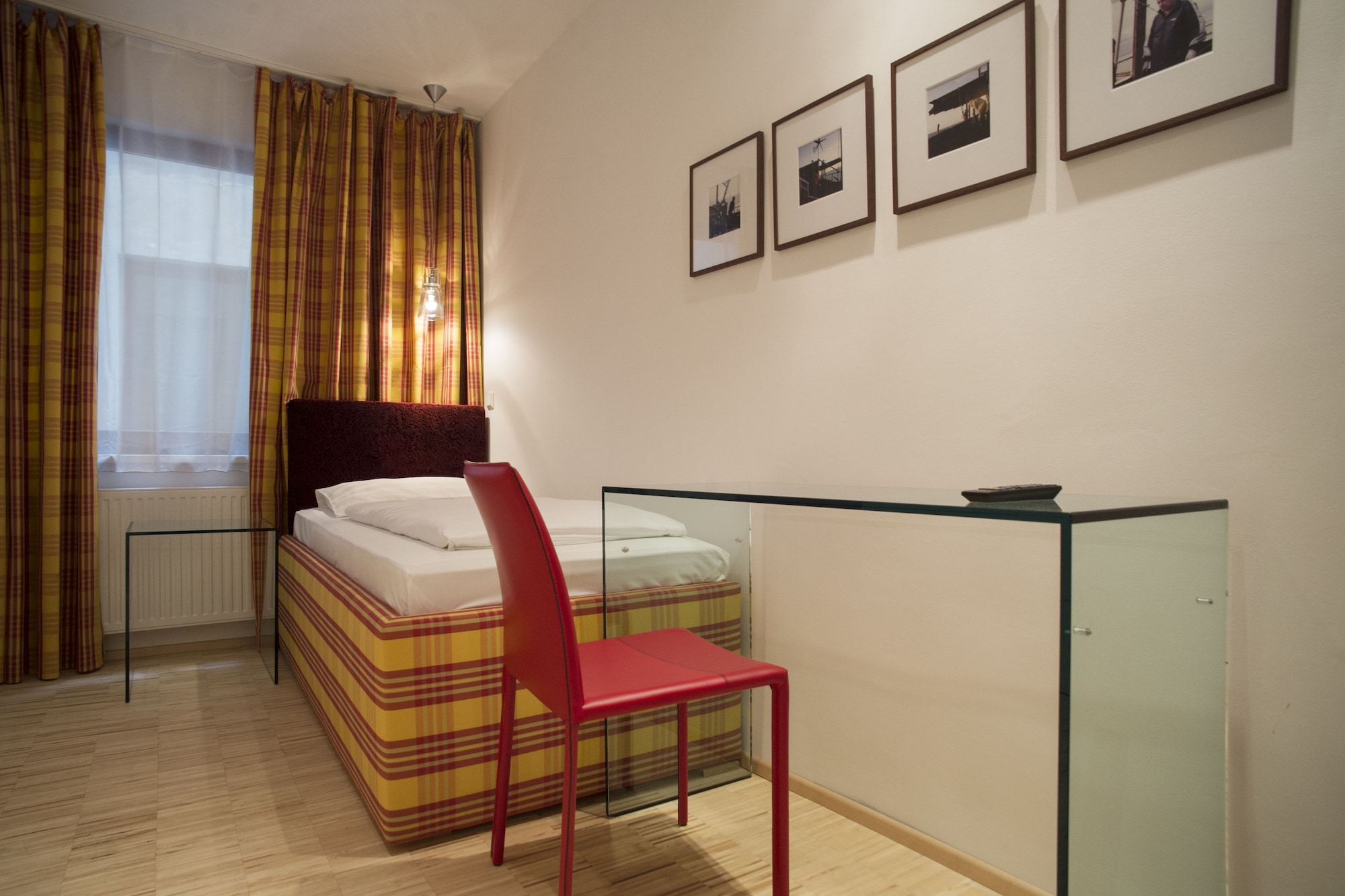 ROOM, SINGLE