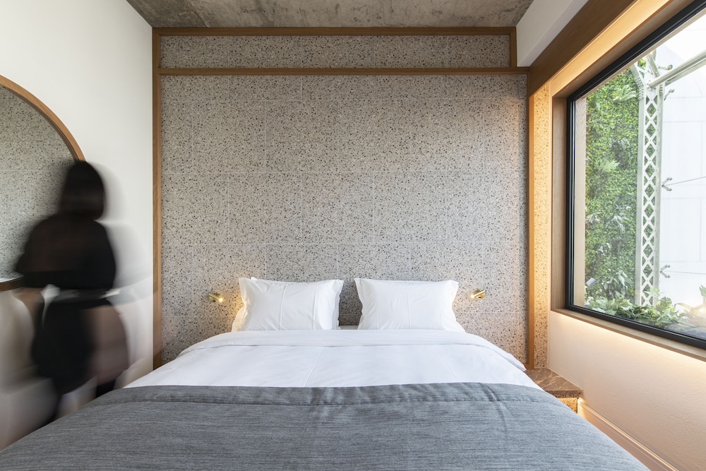 ROOM, SMALL