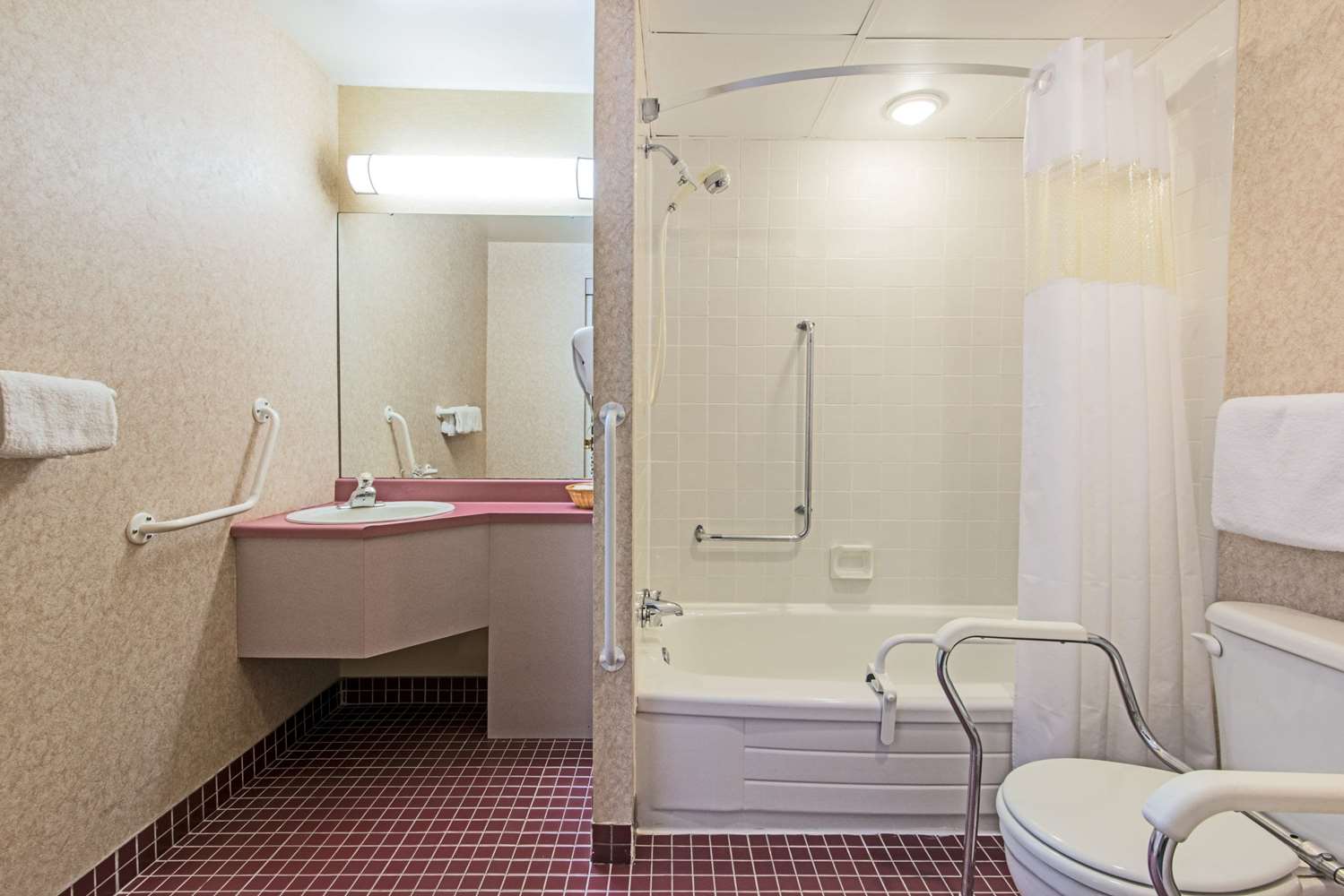 Howard Johnson By Wyndham Gravenhurst 55/57