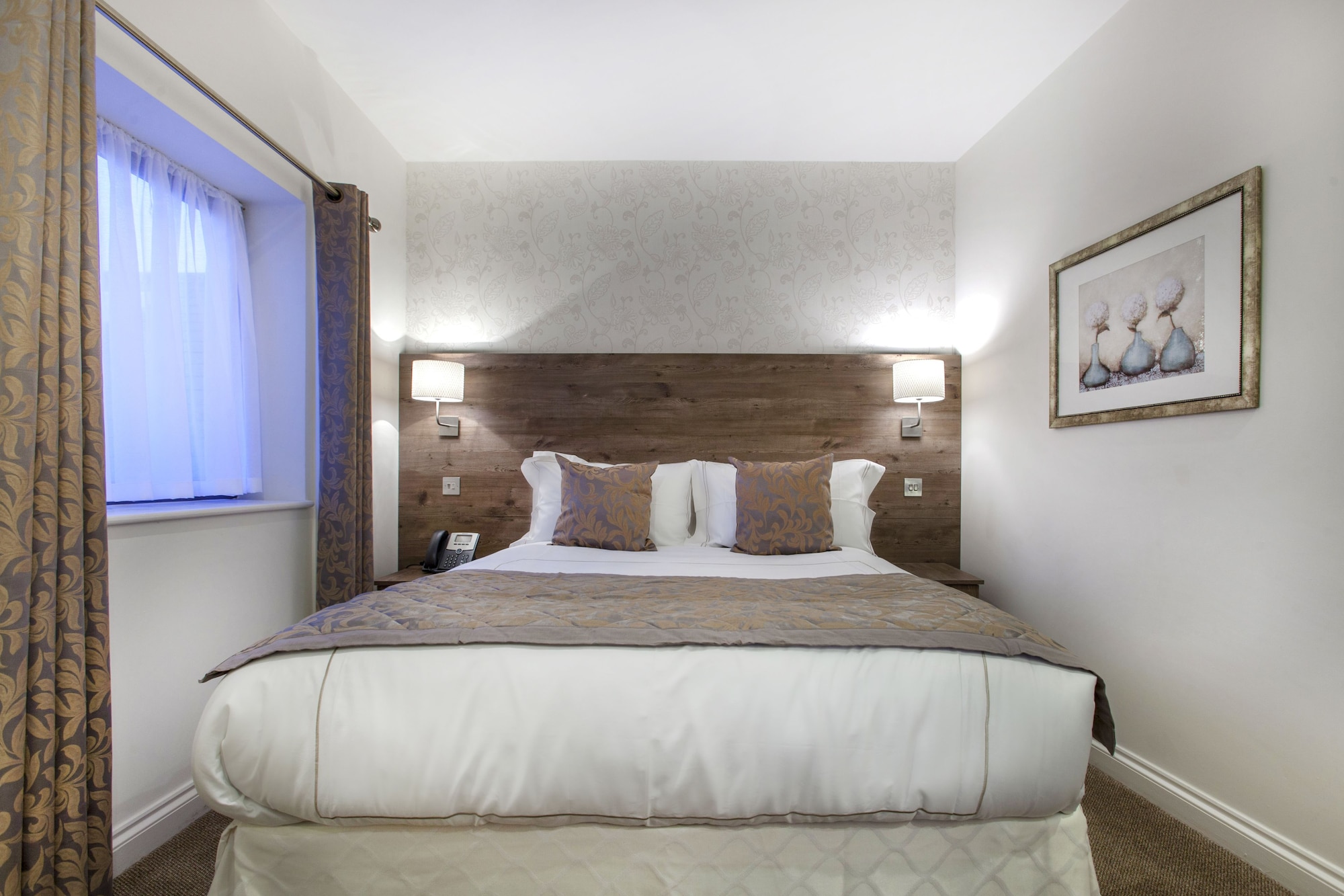 DELUXE, DOUBLE BED