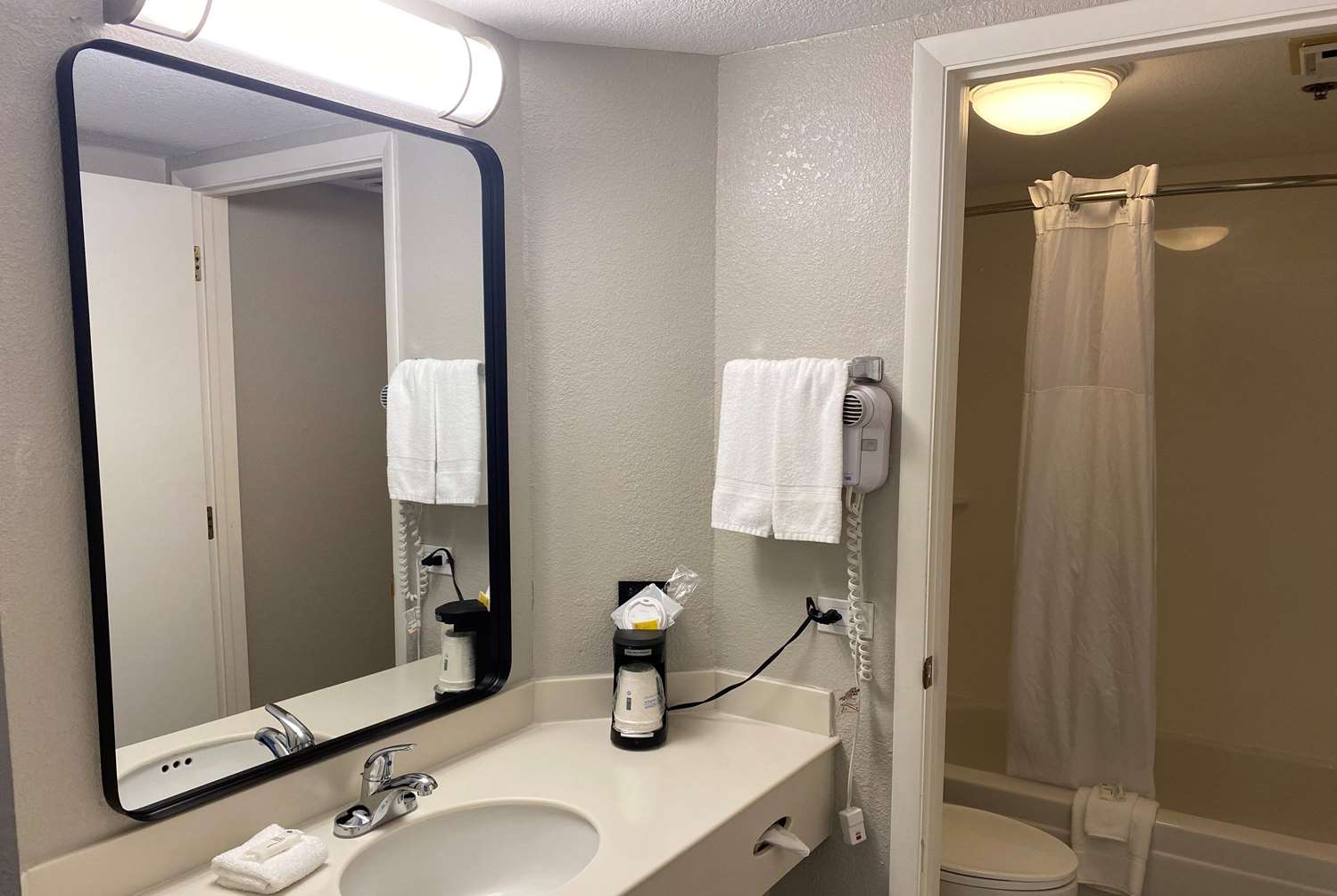 Days Inn & Suites by Wyndham Arlington Heights 32/36