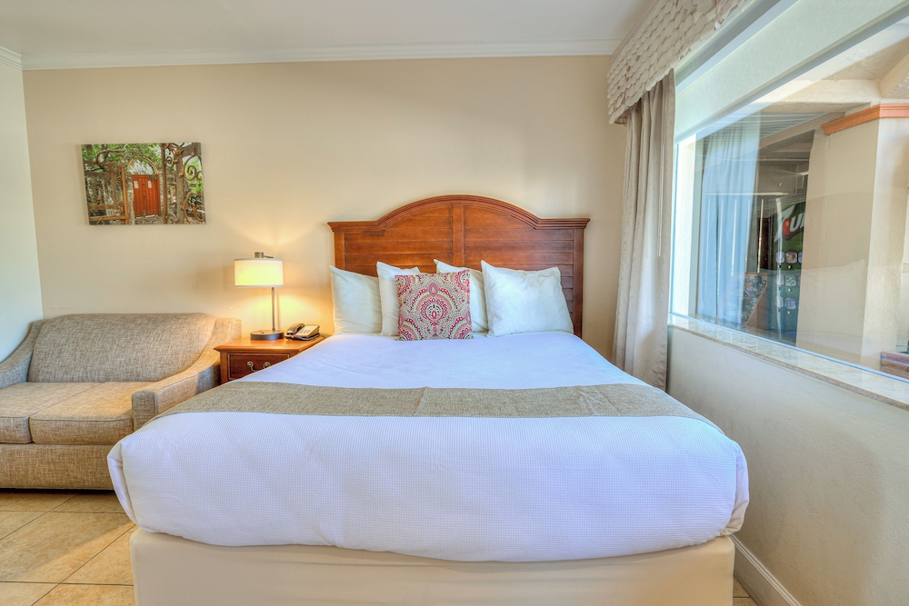 STANDARD, QUEEN BED, SOFA, POOL AREA