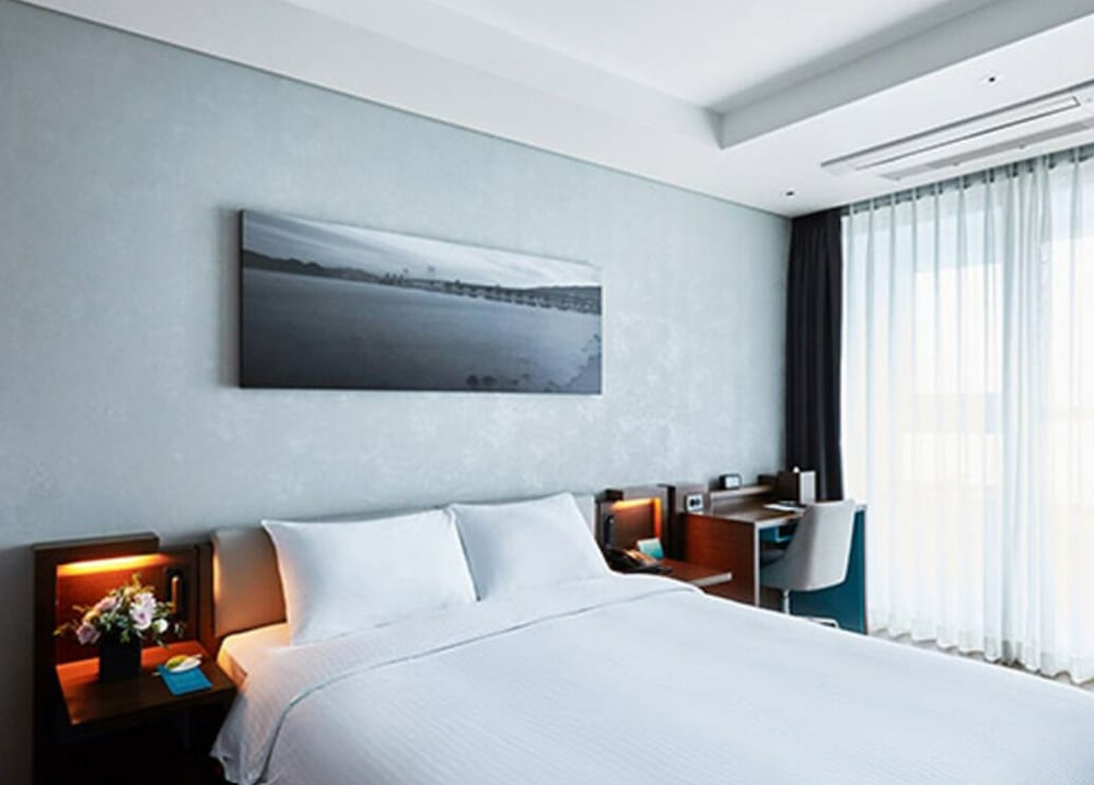 Suite, Queen Bed, Lateral Side Ocean View