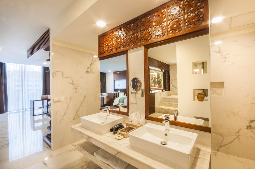 THE PRIVILEGE FLOOR BY LOTUS BLANC 40/40