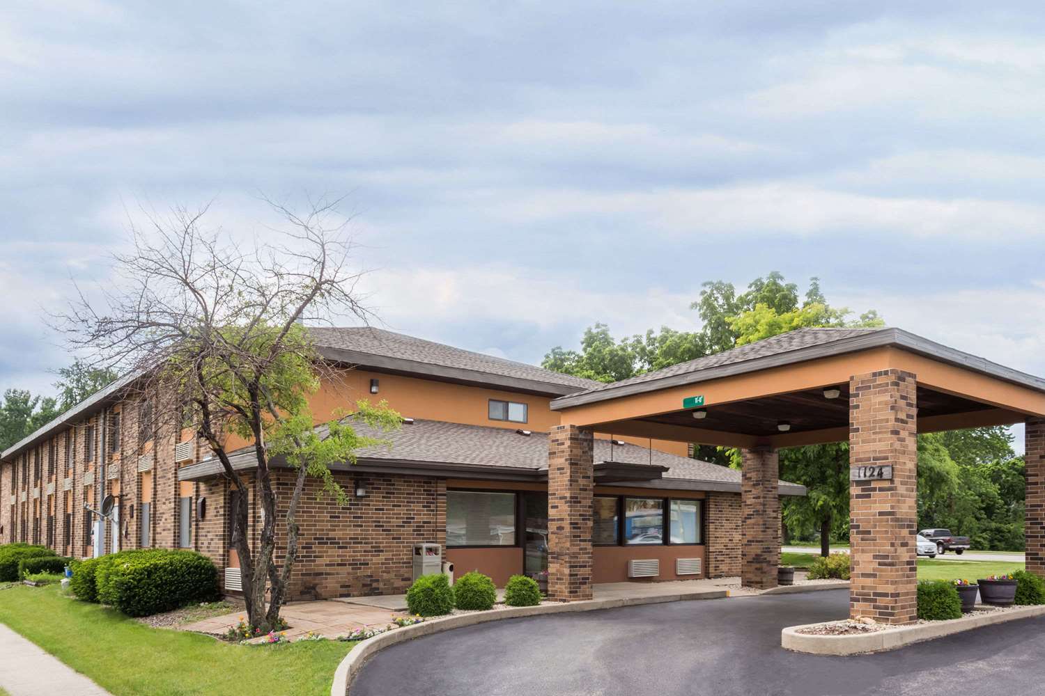 Days Inn by Wyndham Stoughton WI 1/10