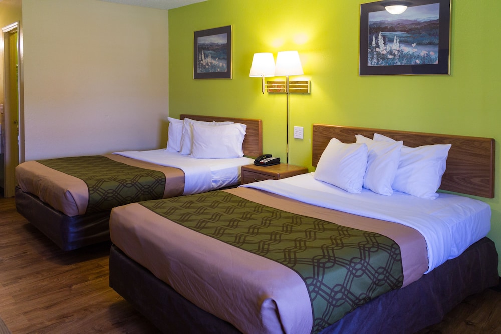 Econo Lodge Pryor 27/58