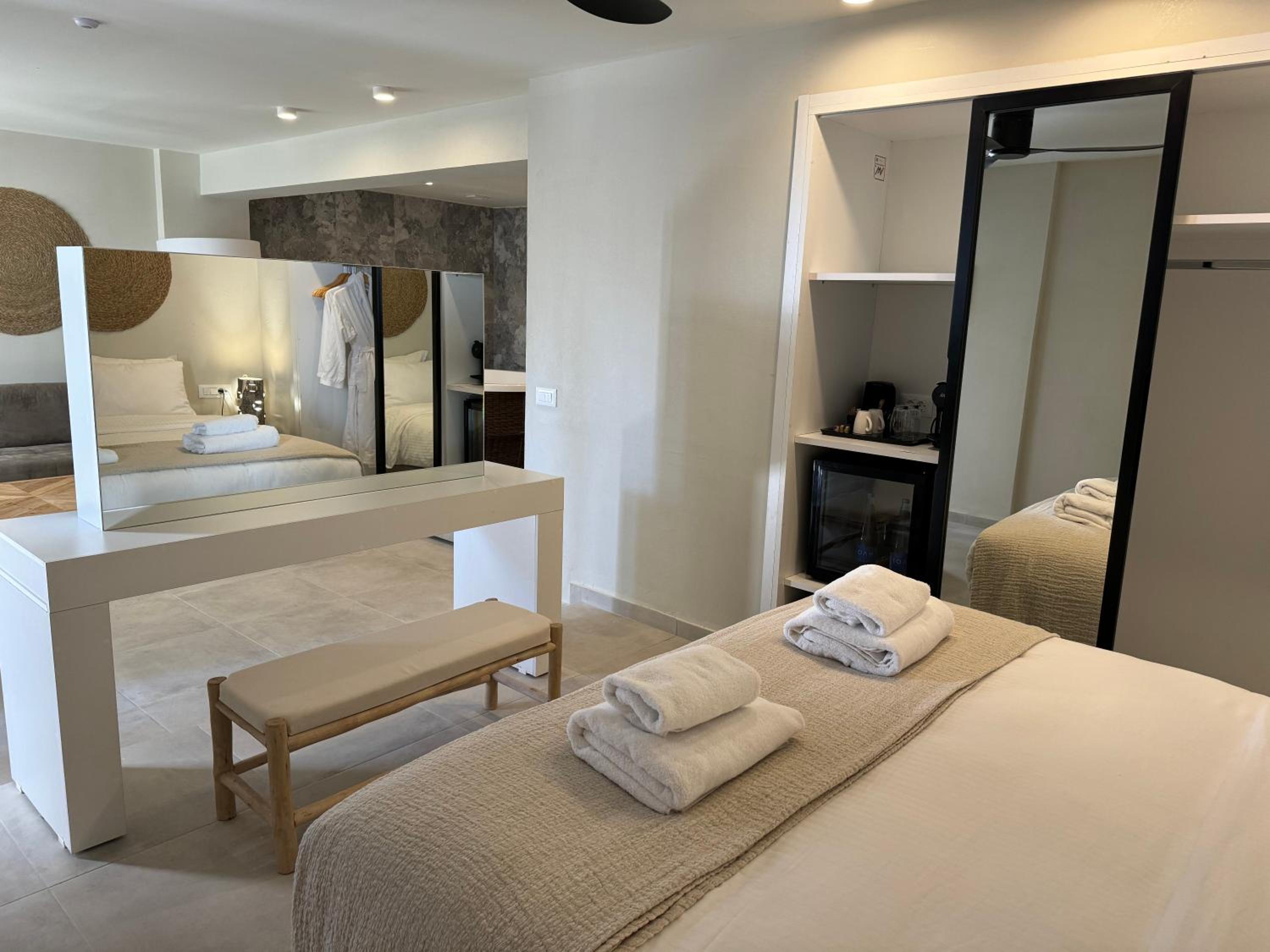 Earth, Suite, Indoor Jetted Tub