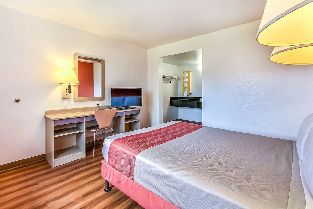 Motel6 Salinas, CA - North Monterey Area 27/41
