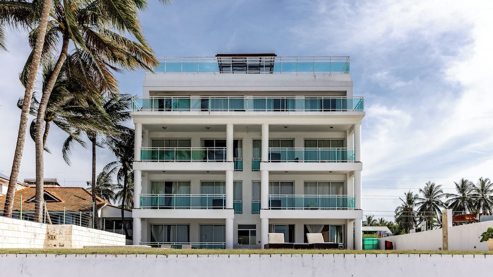 WATERMARK LUXURY OCEANFRONT ALL SUITE HOTEL 2/56