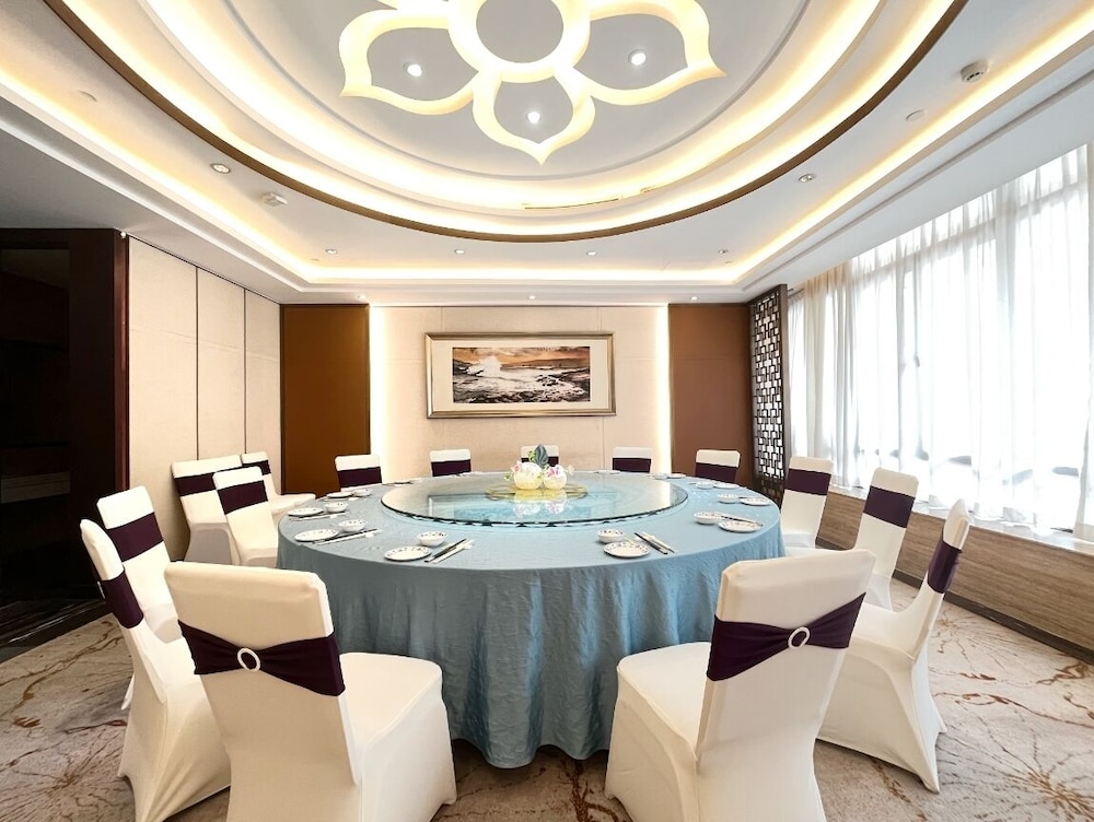 Guangdong Hotel (Sun Yat-sen Memorial Hall Station) 66/73