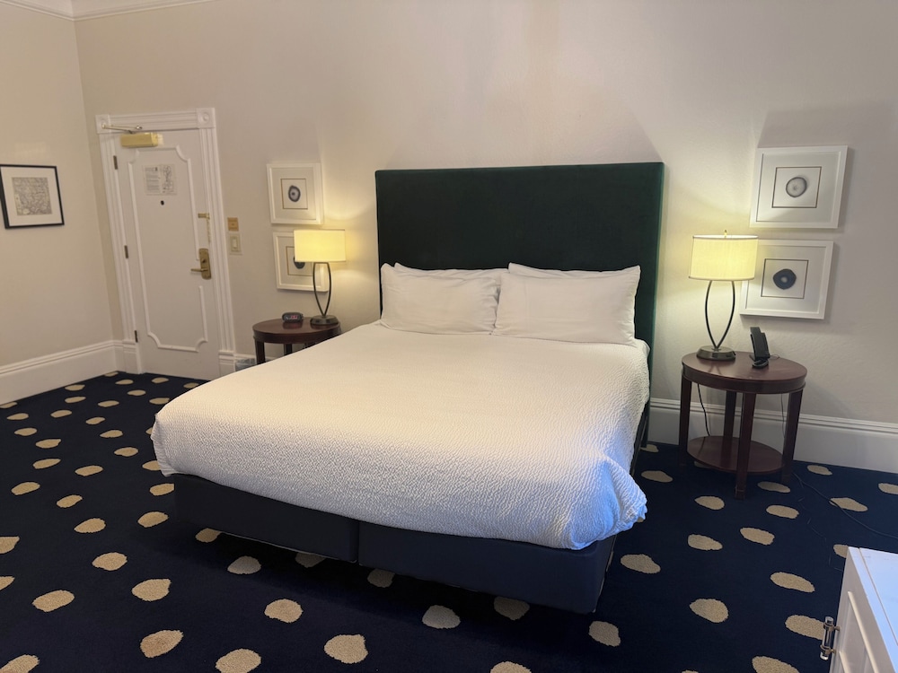 غرفة ديلوكس بسرير كوين، The Sterling Hotel 4/10