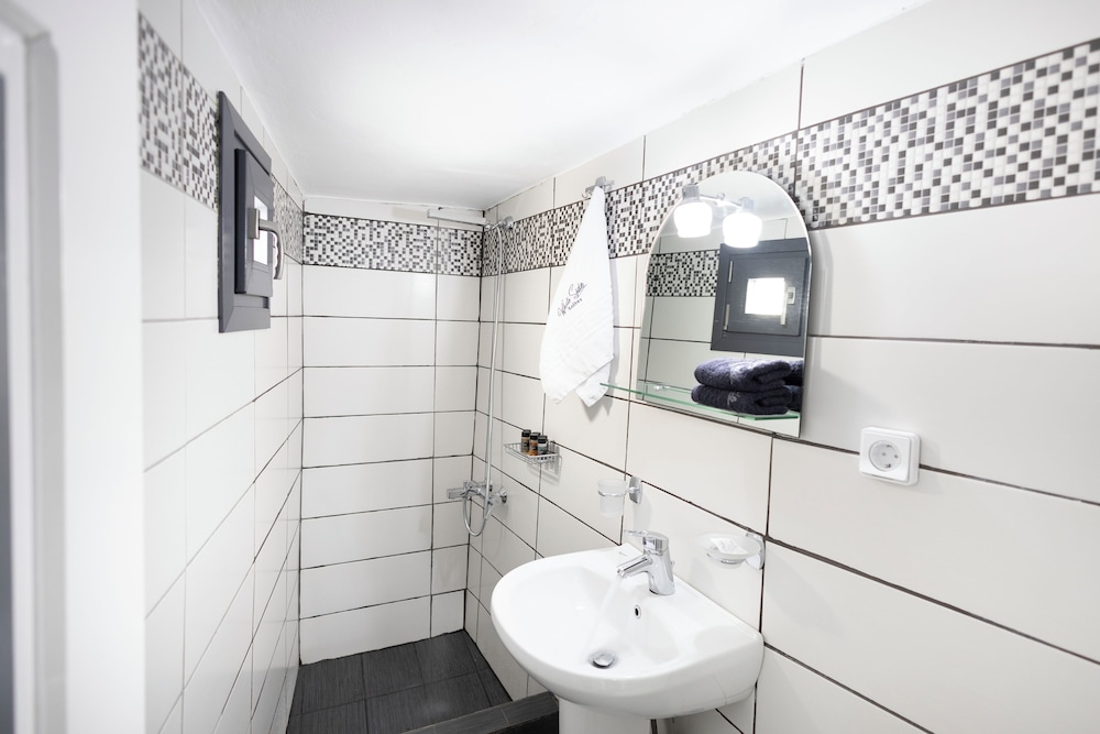 White Side Suites 44/50