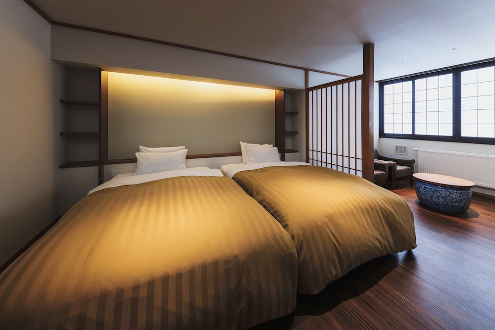 JAPANESE, SUITE, CORNER