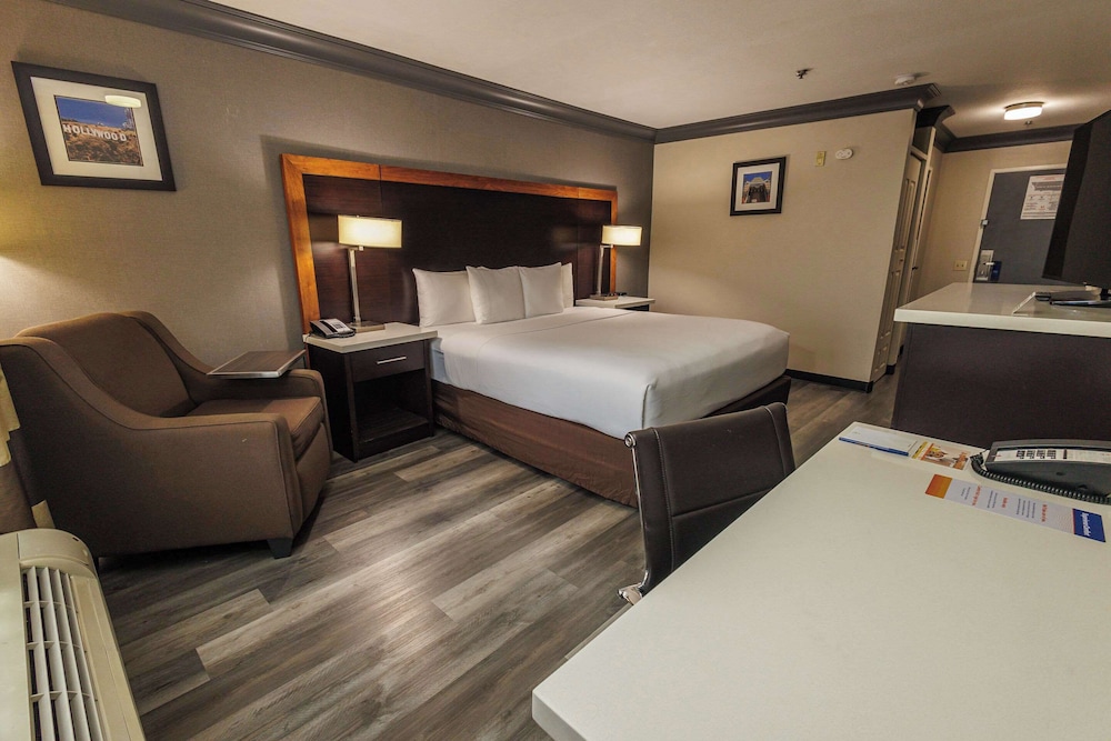 Comfort Inn & Suites Near Universal - N. Hollywood - Burbank 30/68