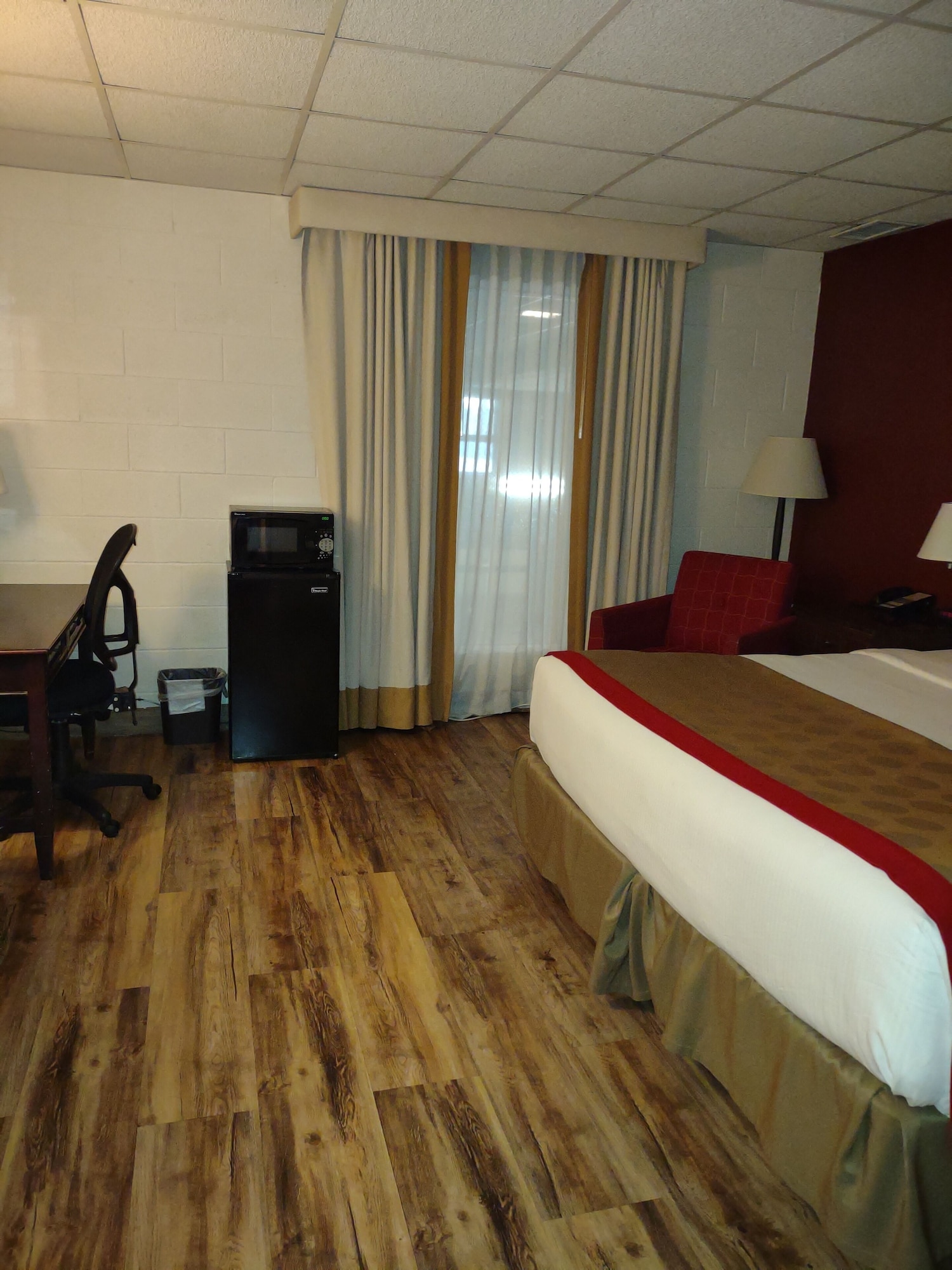 2 Bedrooms, Suite, 2 King Beds, Pool View, Albert Lea Inn & Suites 7/10