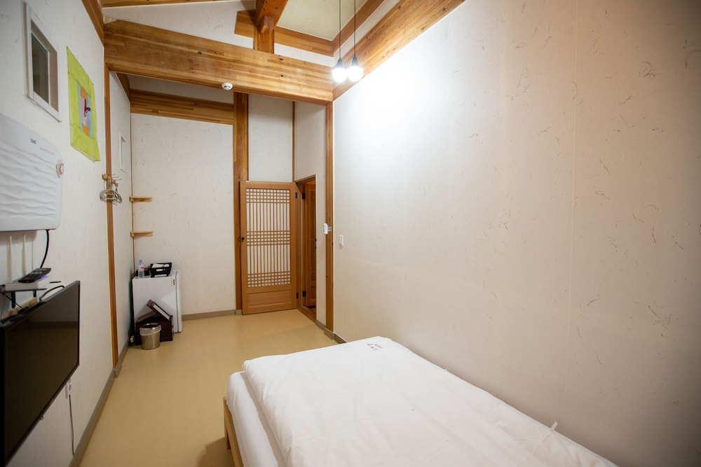 Nabijam Hanok Hotel 26/61