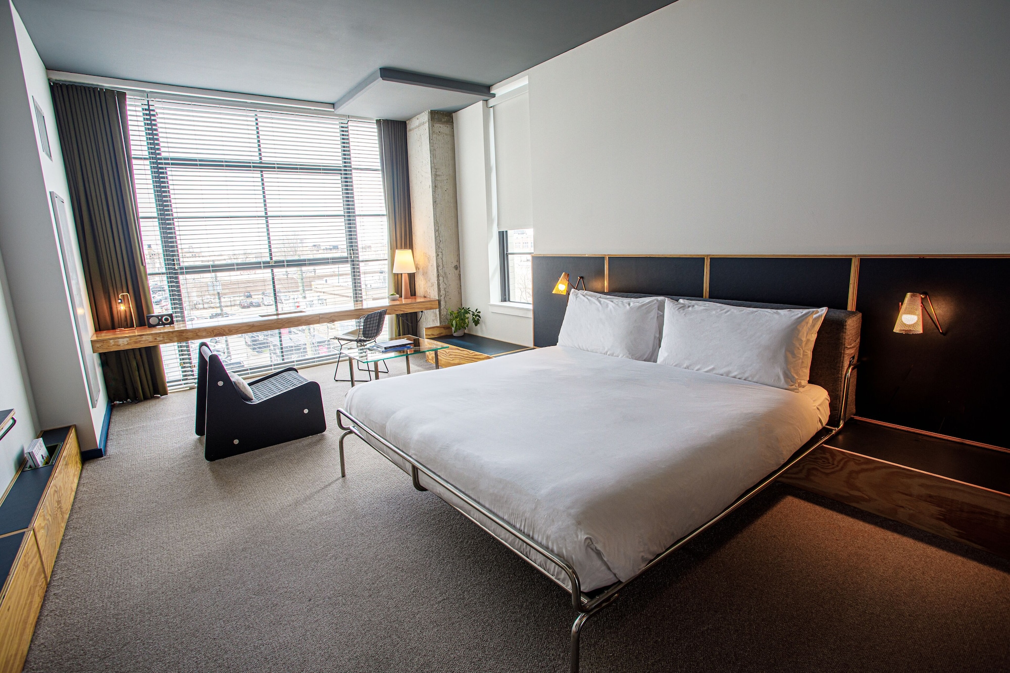 EXECUTIVE, KING BED