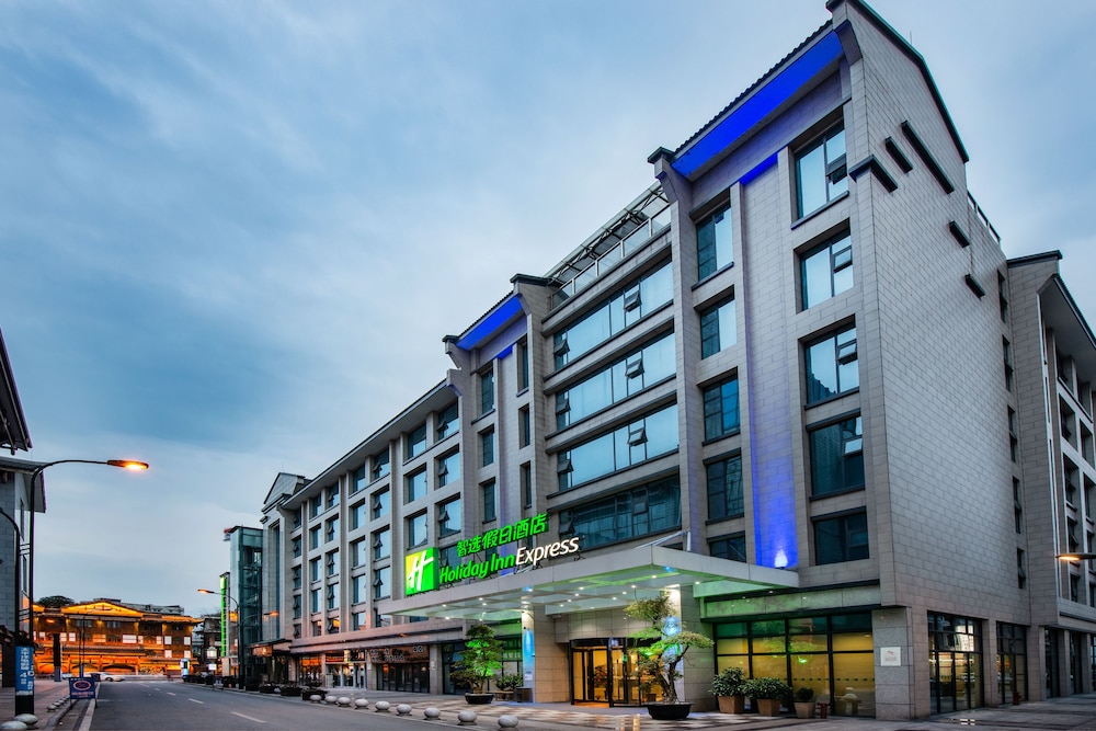 HOLIDAY INN EXPRESS DUJIANGYAN ANCIENT CITY 6/29