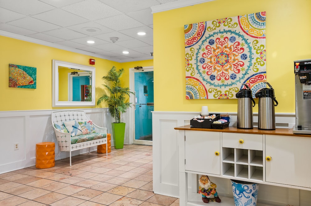 Cayman Suites Hotel 74/80