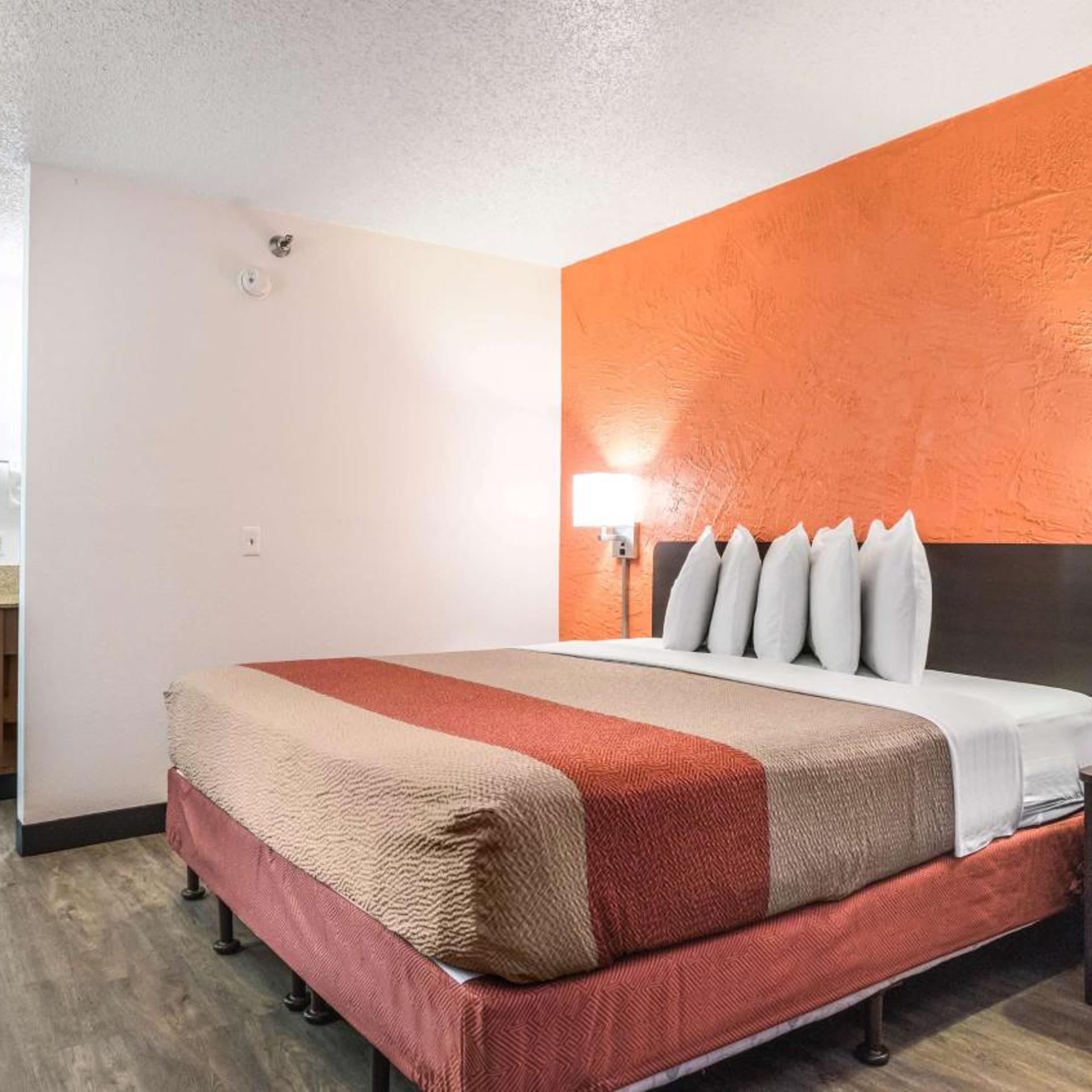 Deluxe, King Bed