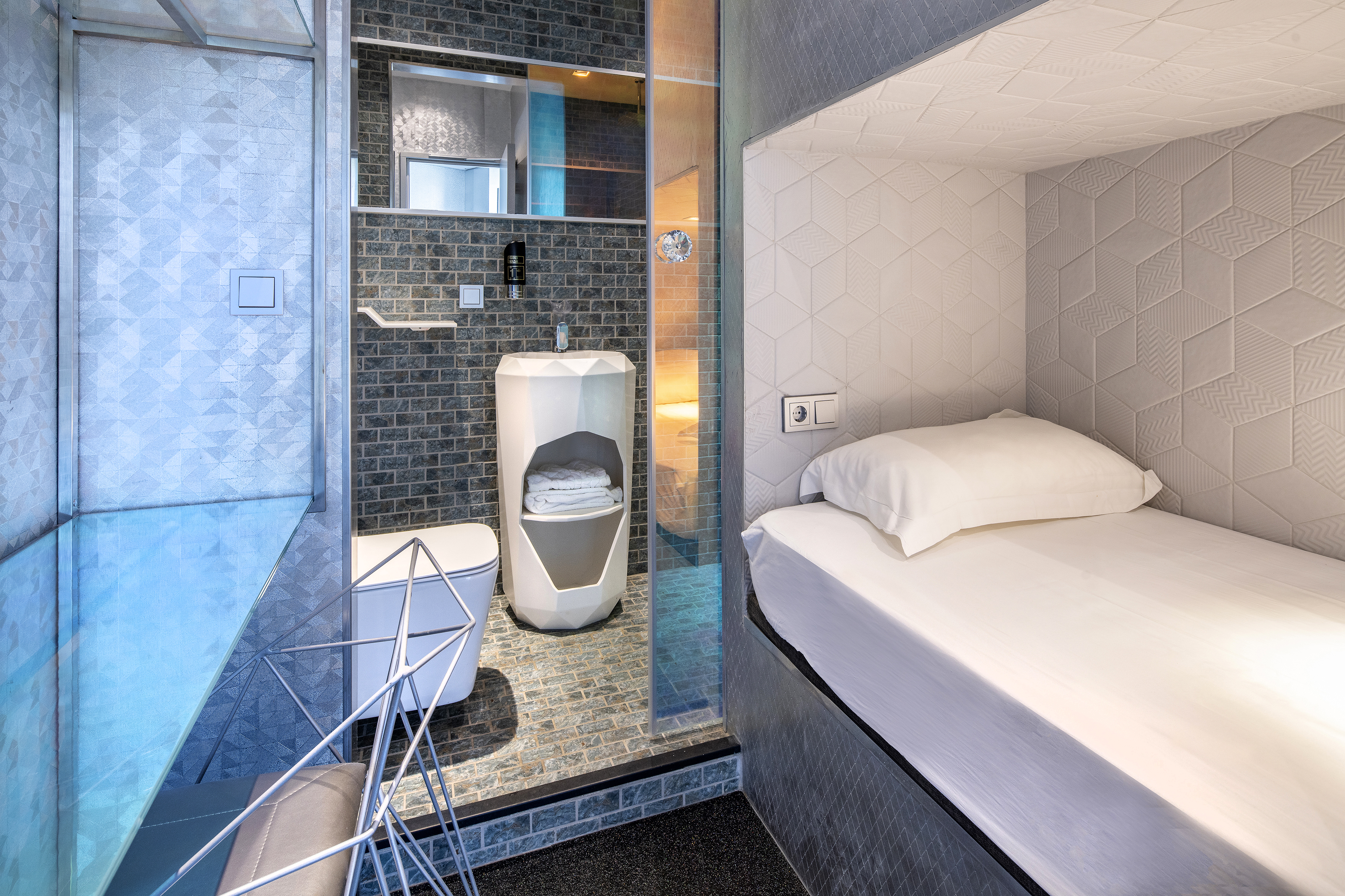 Diamond Capsule Hotel Amsterdam South 27/32