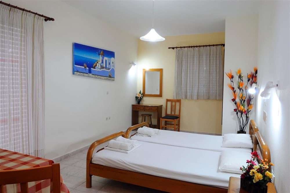 NIKOS 2 STUDIOS AND APARTMENTS 9/25