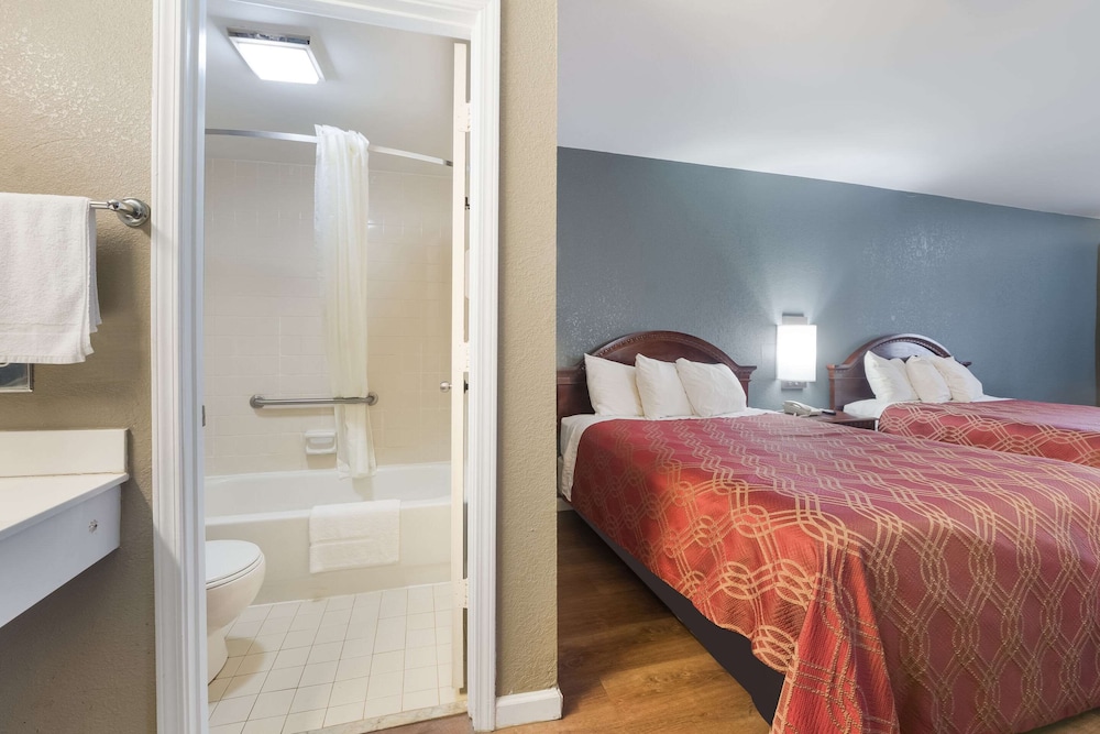Econo Lodge Thomaston 17/35