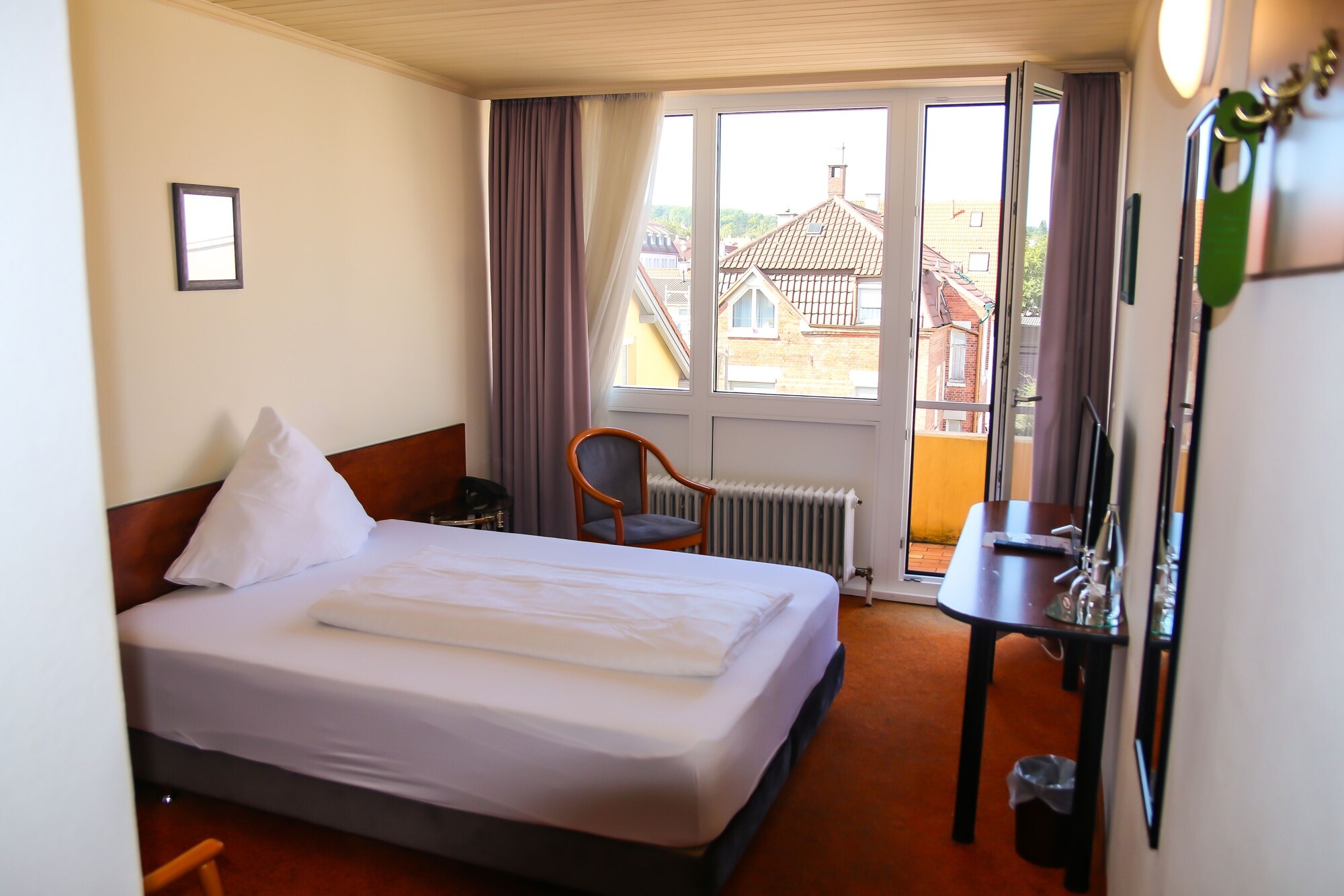 ROOM, DOUBLE BED