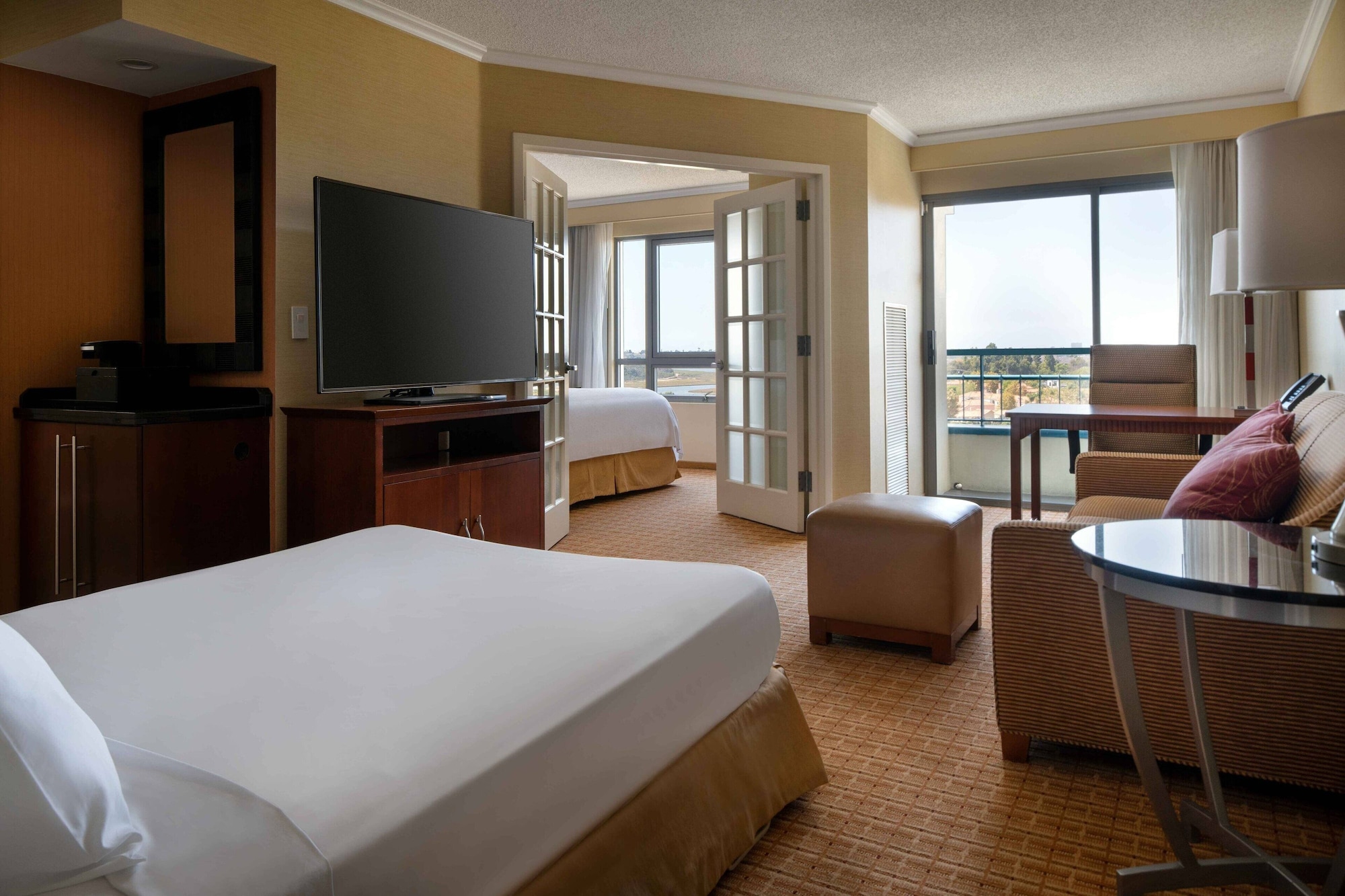 جناح عائلي بسرير مزدوج بشرفة بغرفة نوم واحدة، Marriott Newport Beach Bayview 2/10