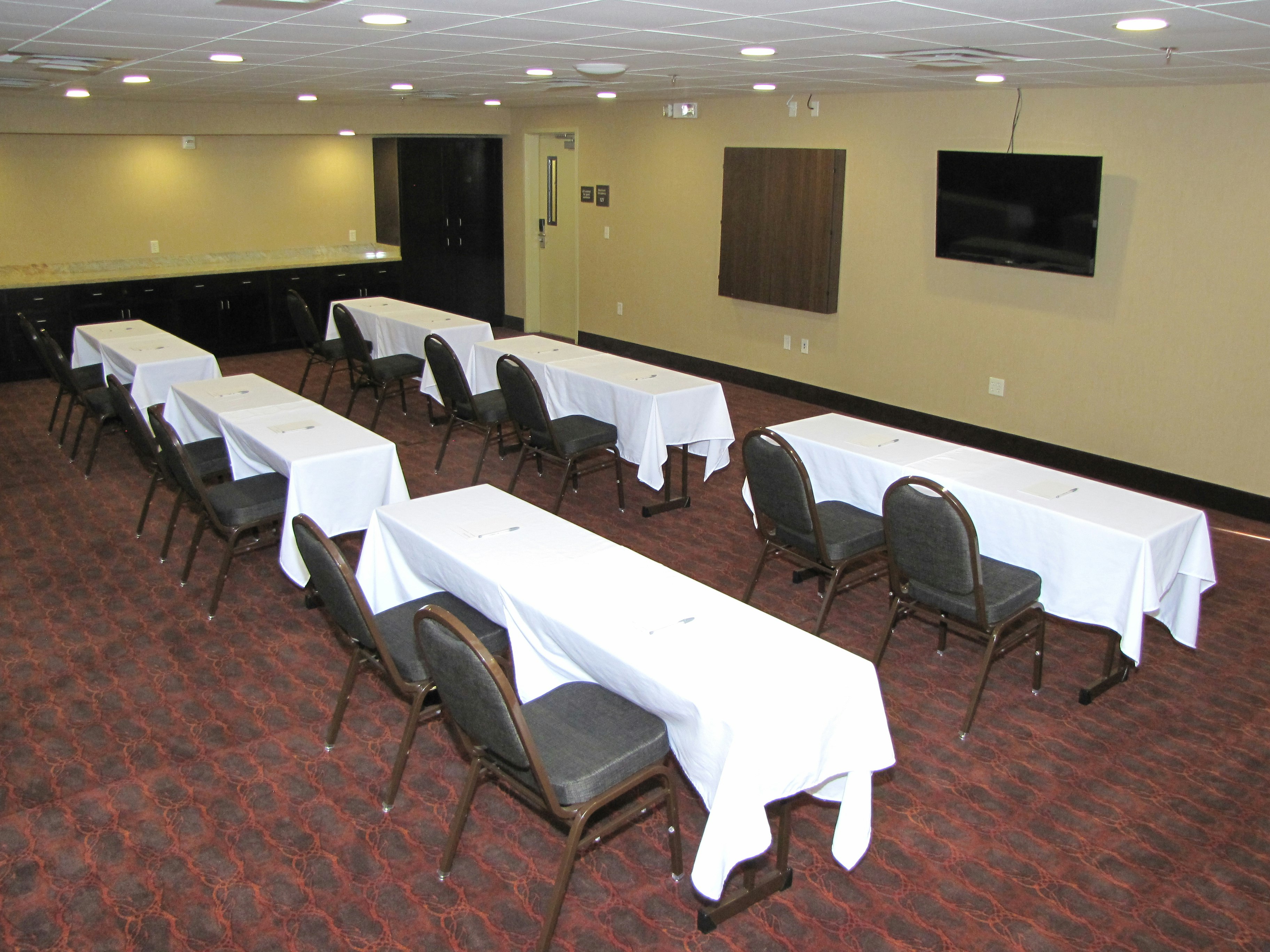 Hampton Inn and Suites Jamestown ND 22/26