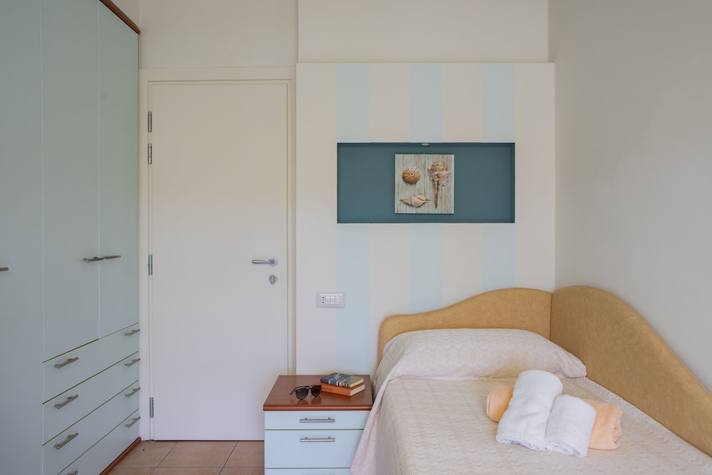 ROOM, SINGLE