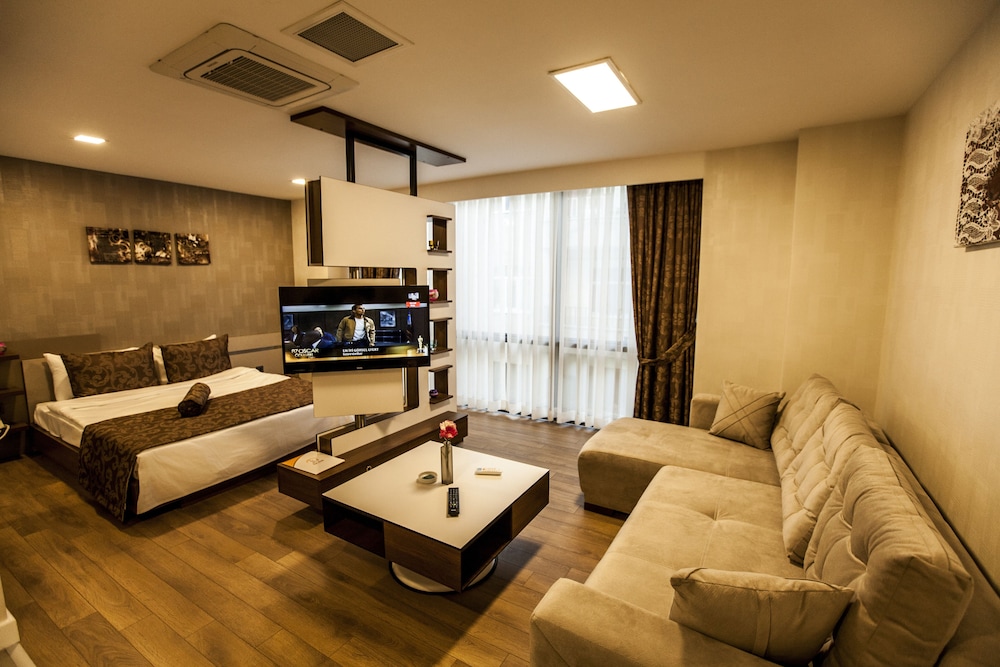 LIV SUIT HOTEL 36/58