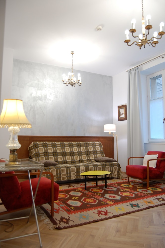 CRYSTAL SUITES OLD TOWN 52/68