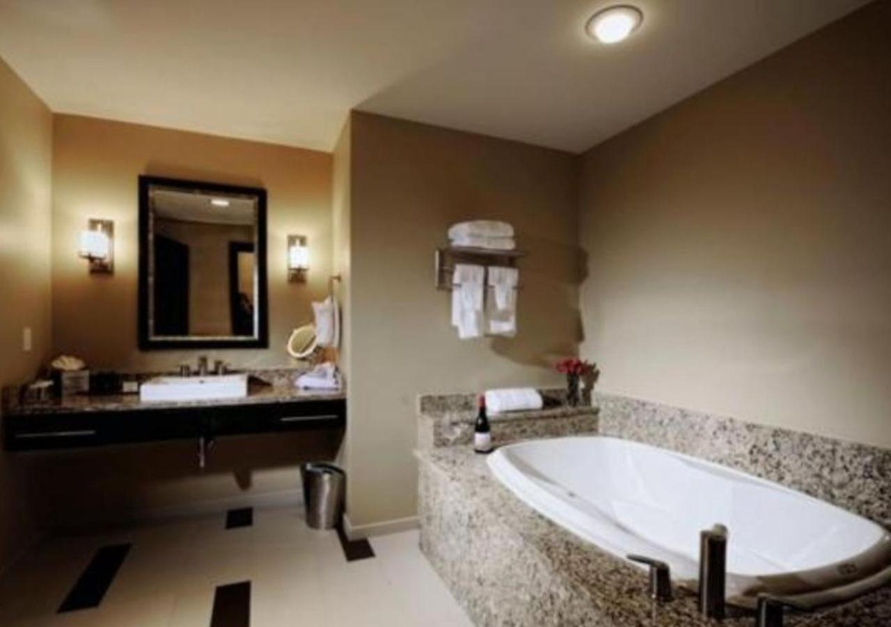 Signature, Suite, The Mayo Hotel 6/6