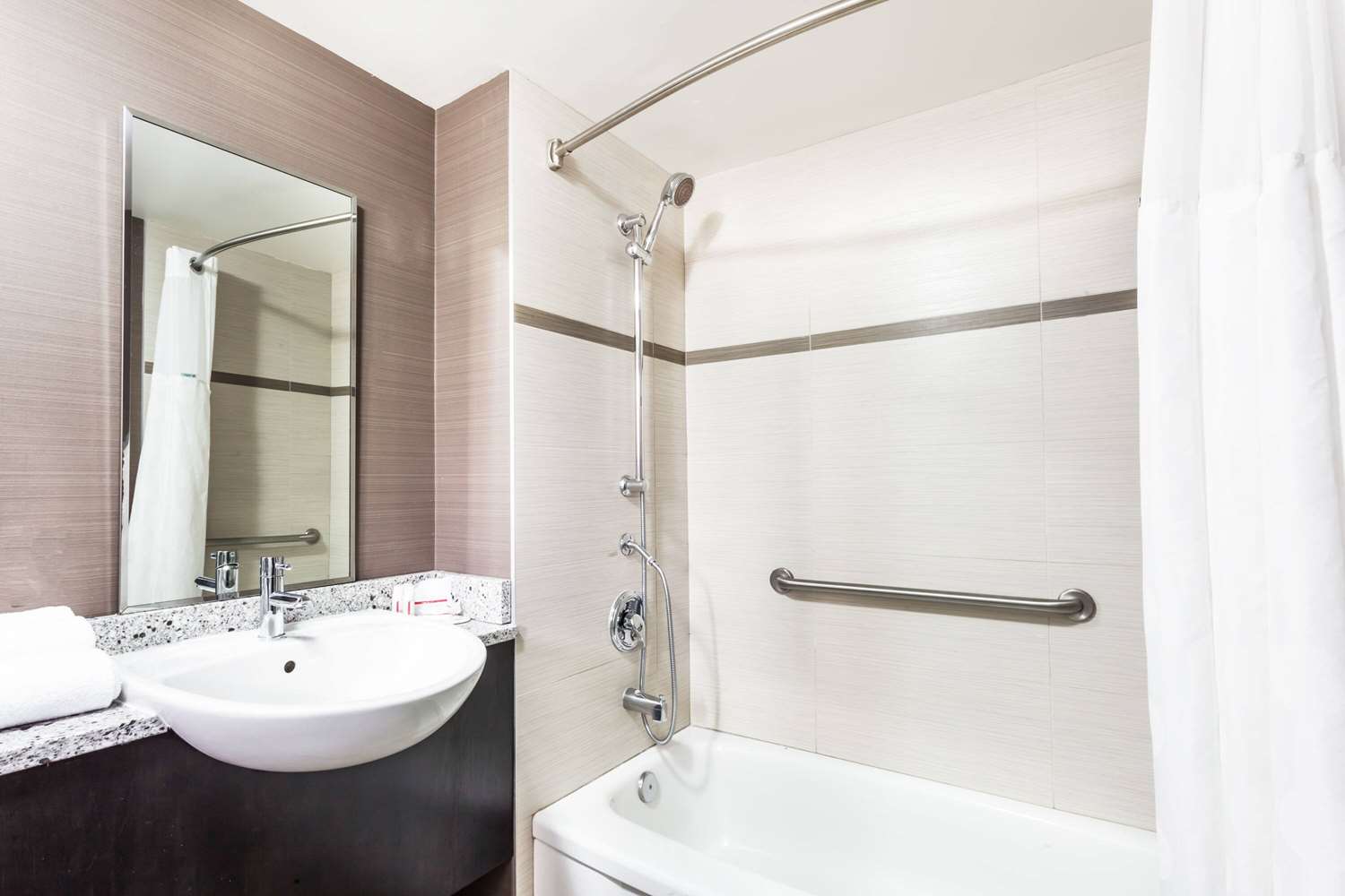Ramada by Wyndham Ottawa On The Rideau 13/13