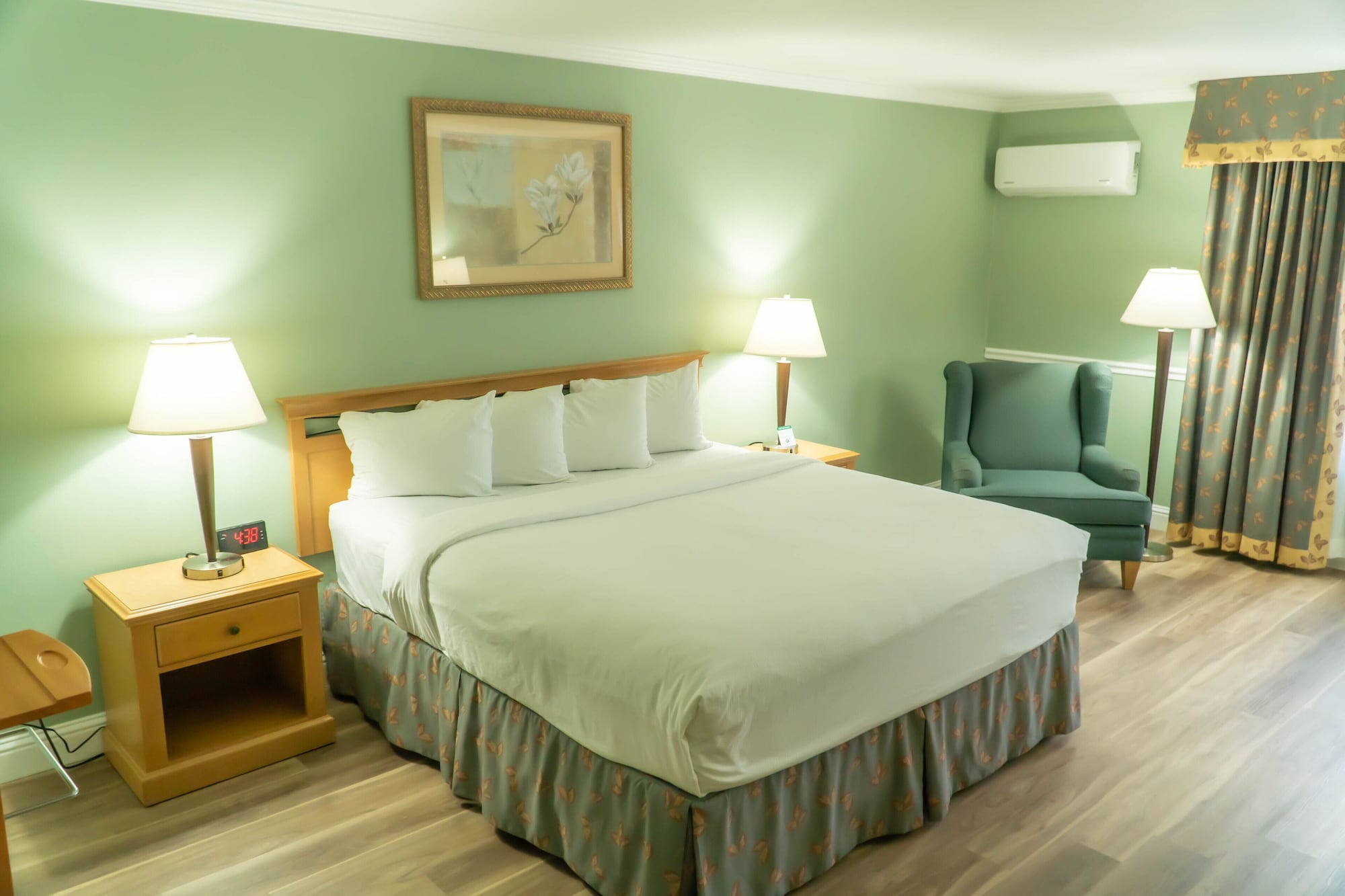 EXECUTIVE, KING BED