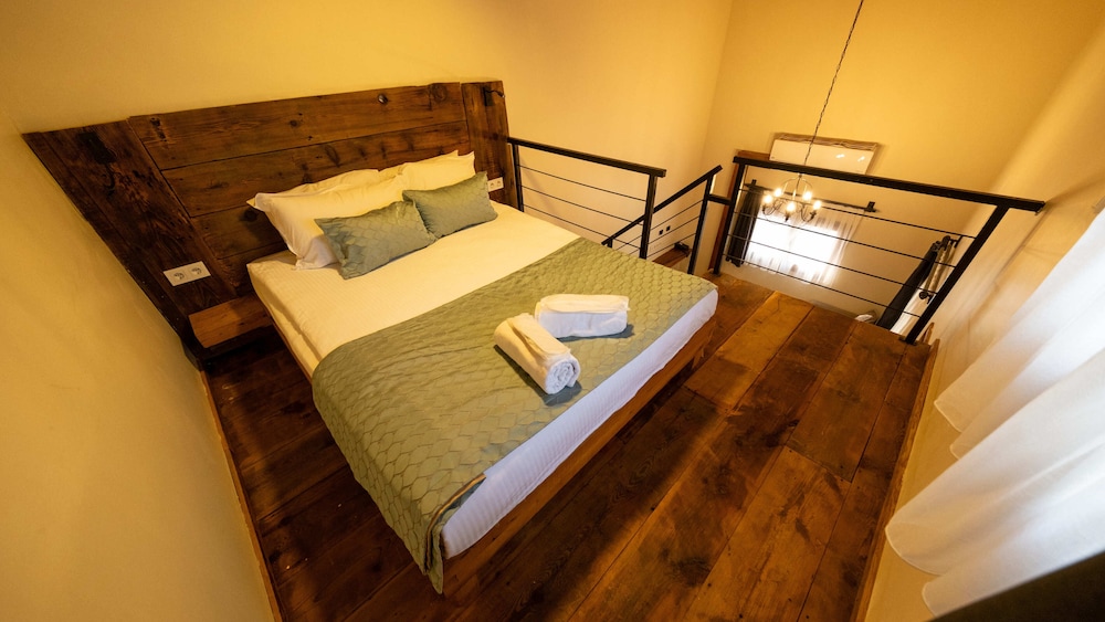 Tree House, Queen Bed, Garden View