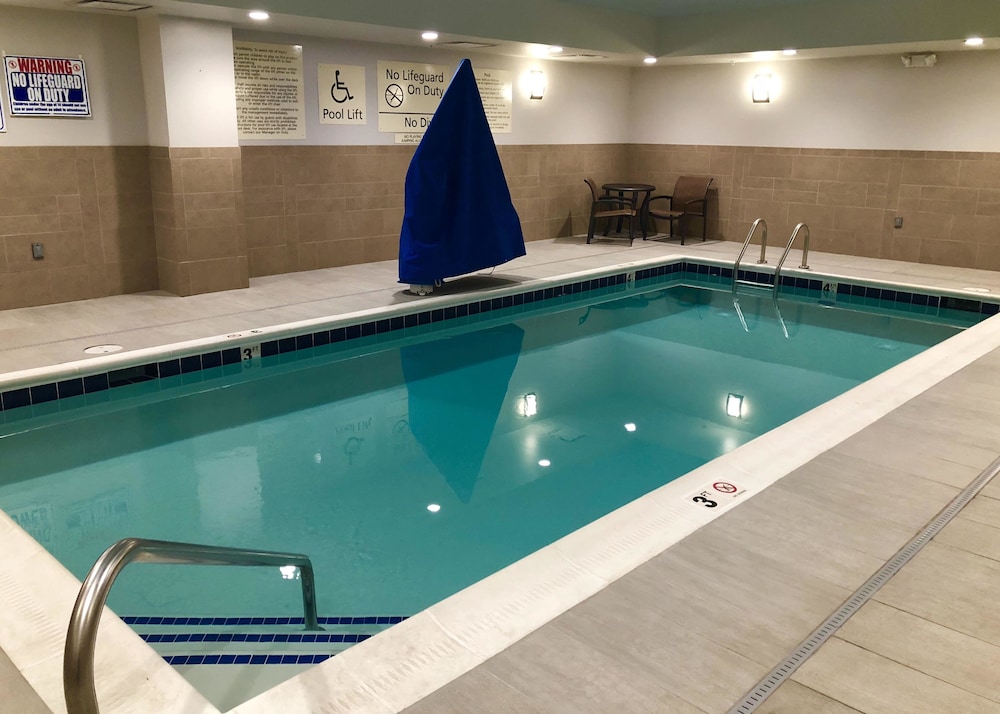 Hampton Inn and Suites Knoxville Papermill Drive 22/41