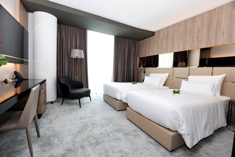 Grand, Twin Beds
