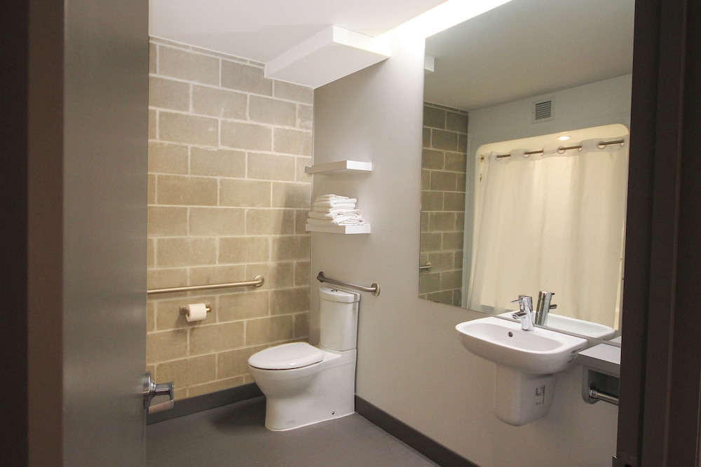 Barker Suites Southport, an Ascend Collection Hotel 38/40